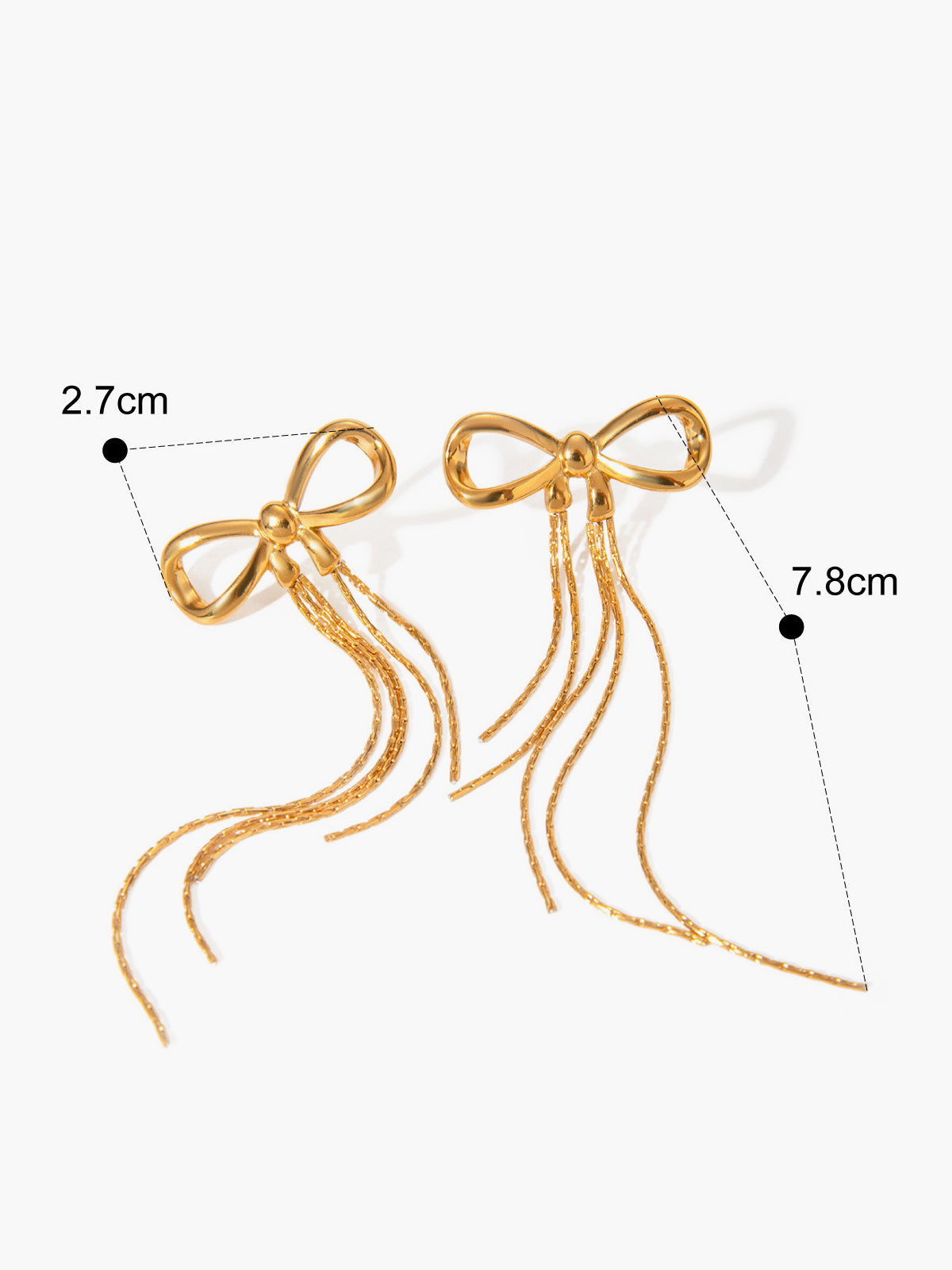 Oorringen met een glanzend gouden strikontwerp