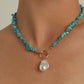 Reflecteer je stijl met de stijlvolle onregelmatige parelketting en groene turquoise