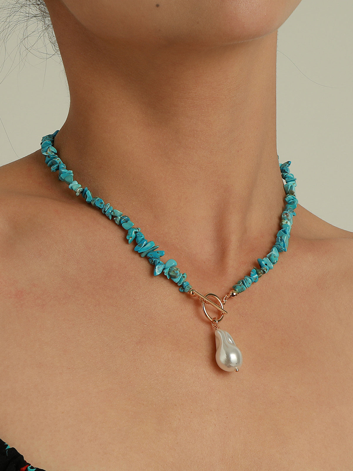 Reflecteer je stijl met de stijlvolle onregelmatige parelketting en groene turquoise