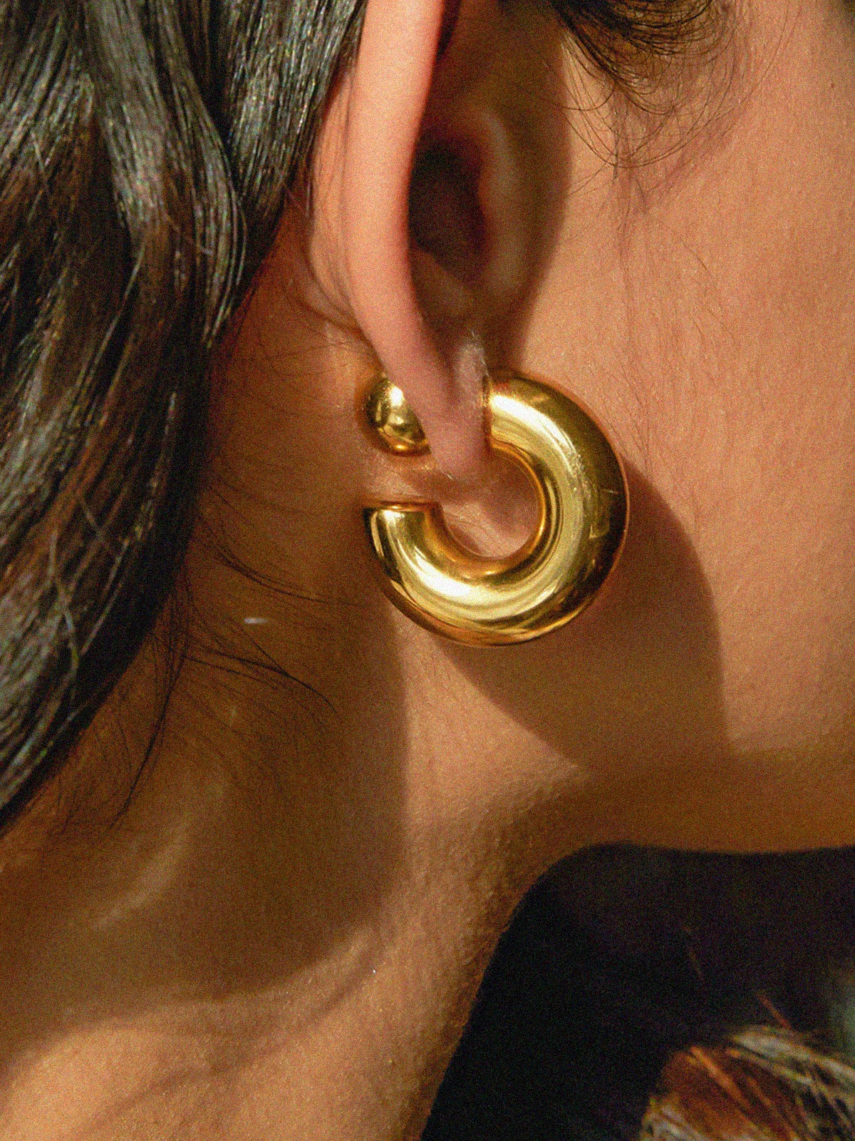 Trendy Chunky-C ontwerp oorhangers voor een stijlvolle look