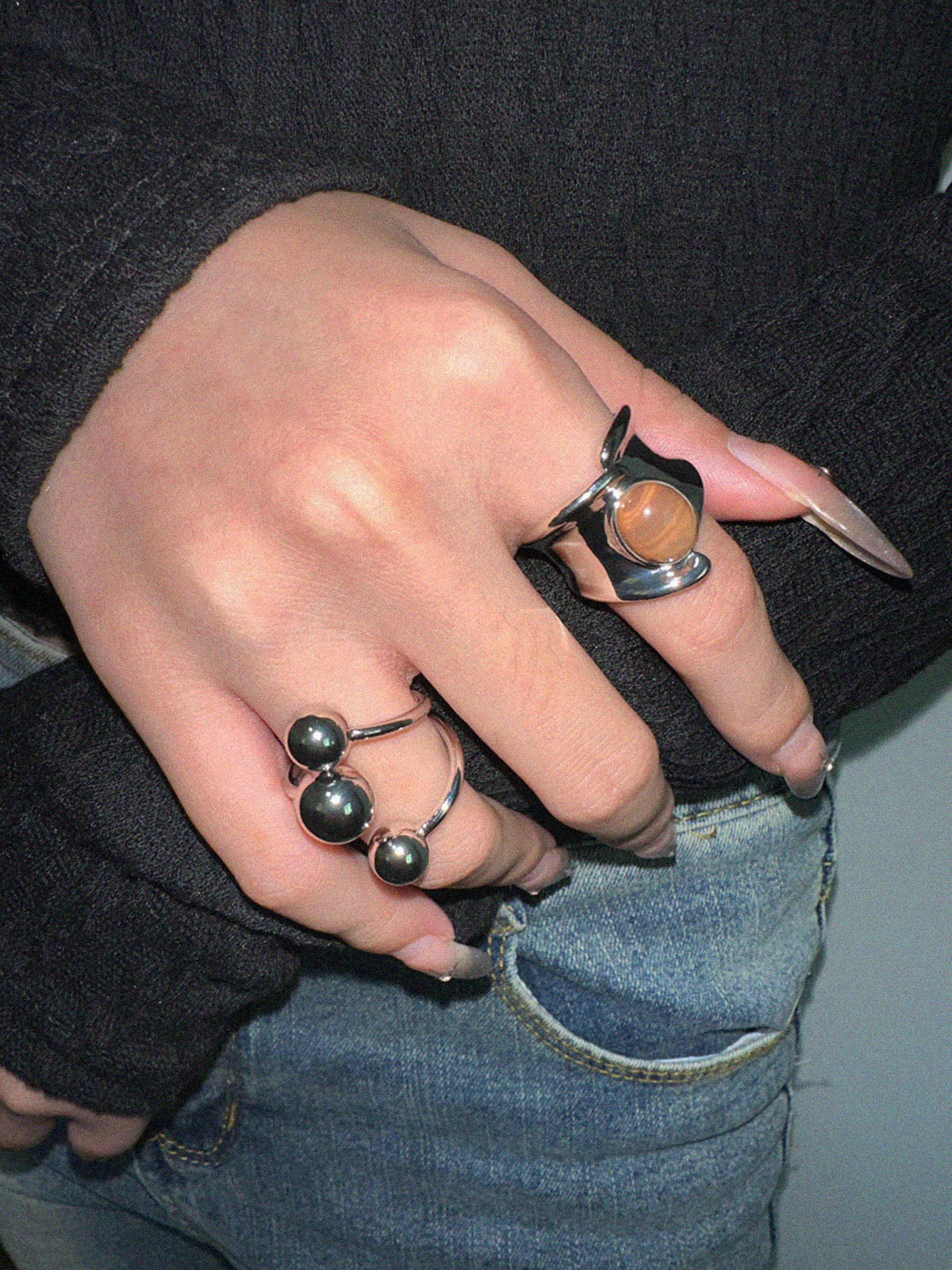 Stijlvolle open armband van zilver met enkele bol