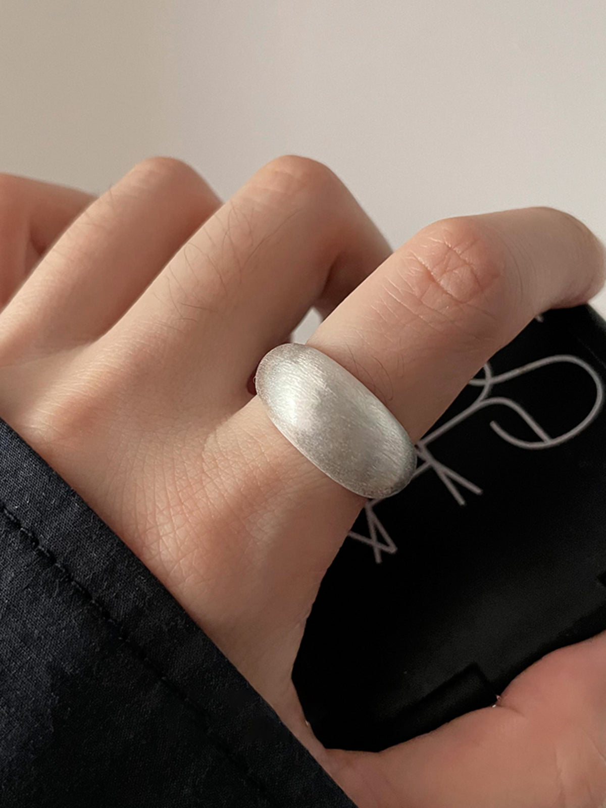 Elegante ovale geborstelde ring voor een strakke minimalistische uitstraling