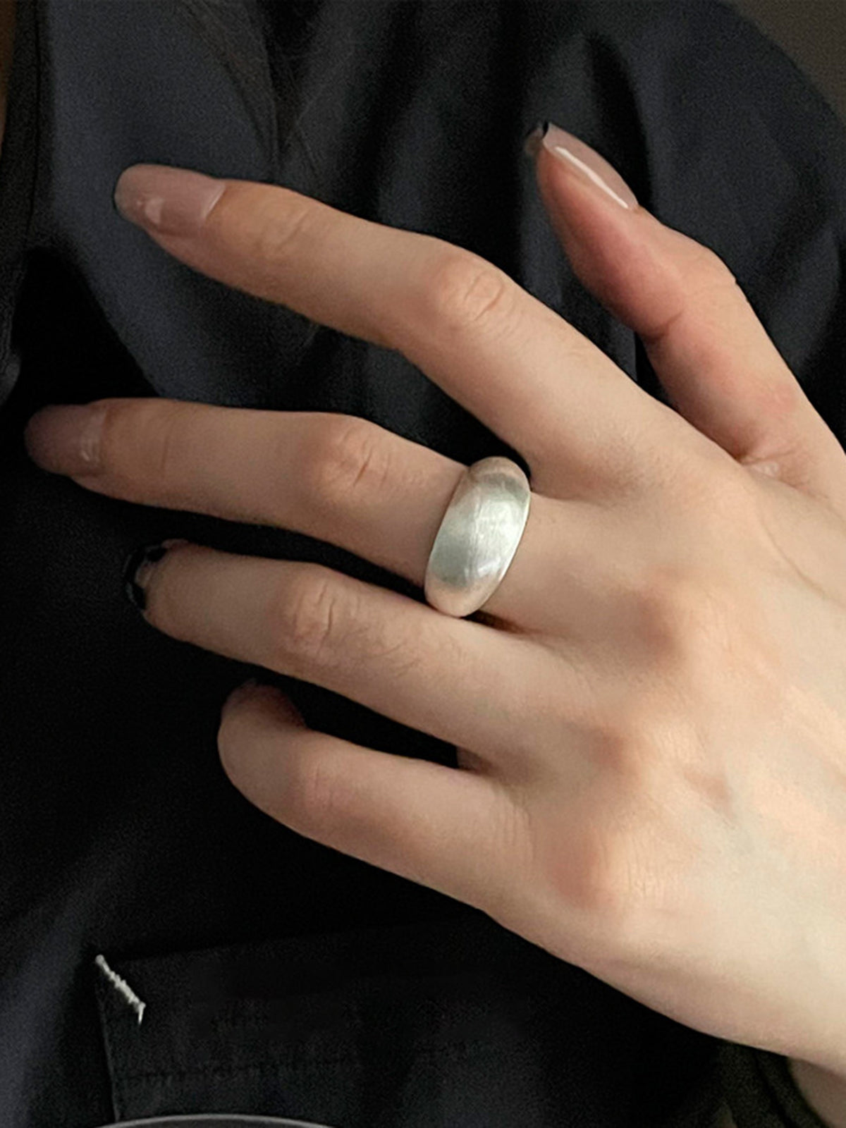 Elegante ovale geborstelde ring voor een strakke minimalistische uitstraling