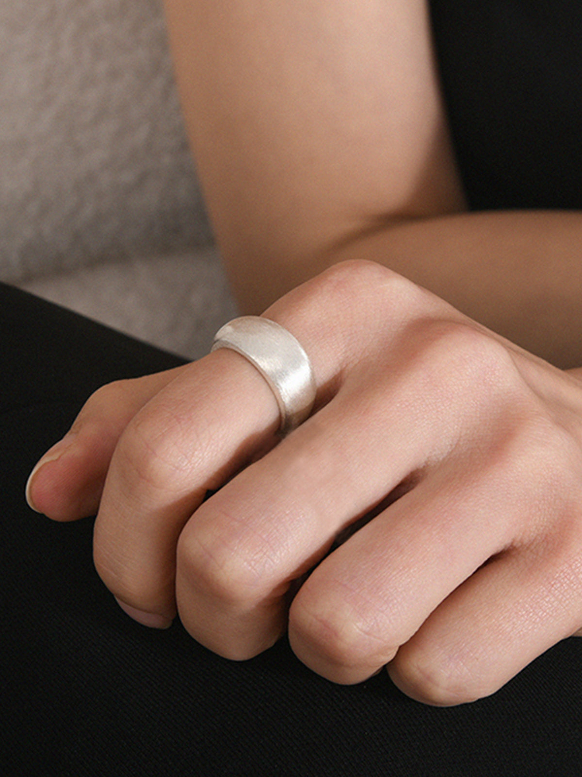 Elegante ovale geborstelde ring voor een strakke minimalistische uitstraling