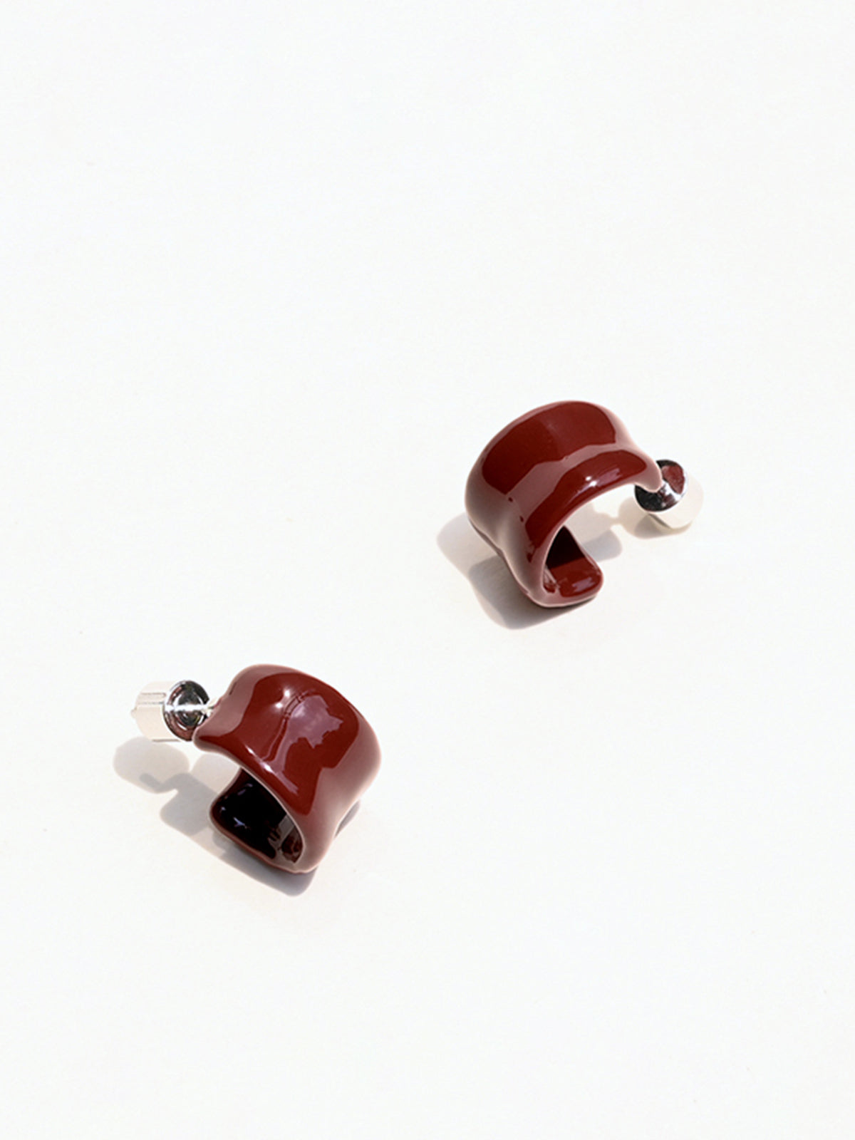 Originale getextureerde ringoorbellen in de vorm van een C