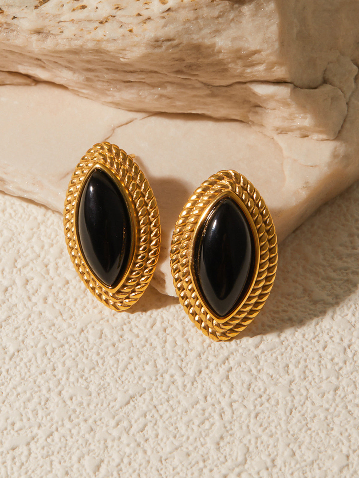 Oorbellen van gouden disku en zwarte onyx – elegante sieraden voor elke gelegenheid
