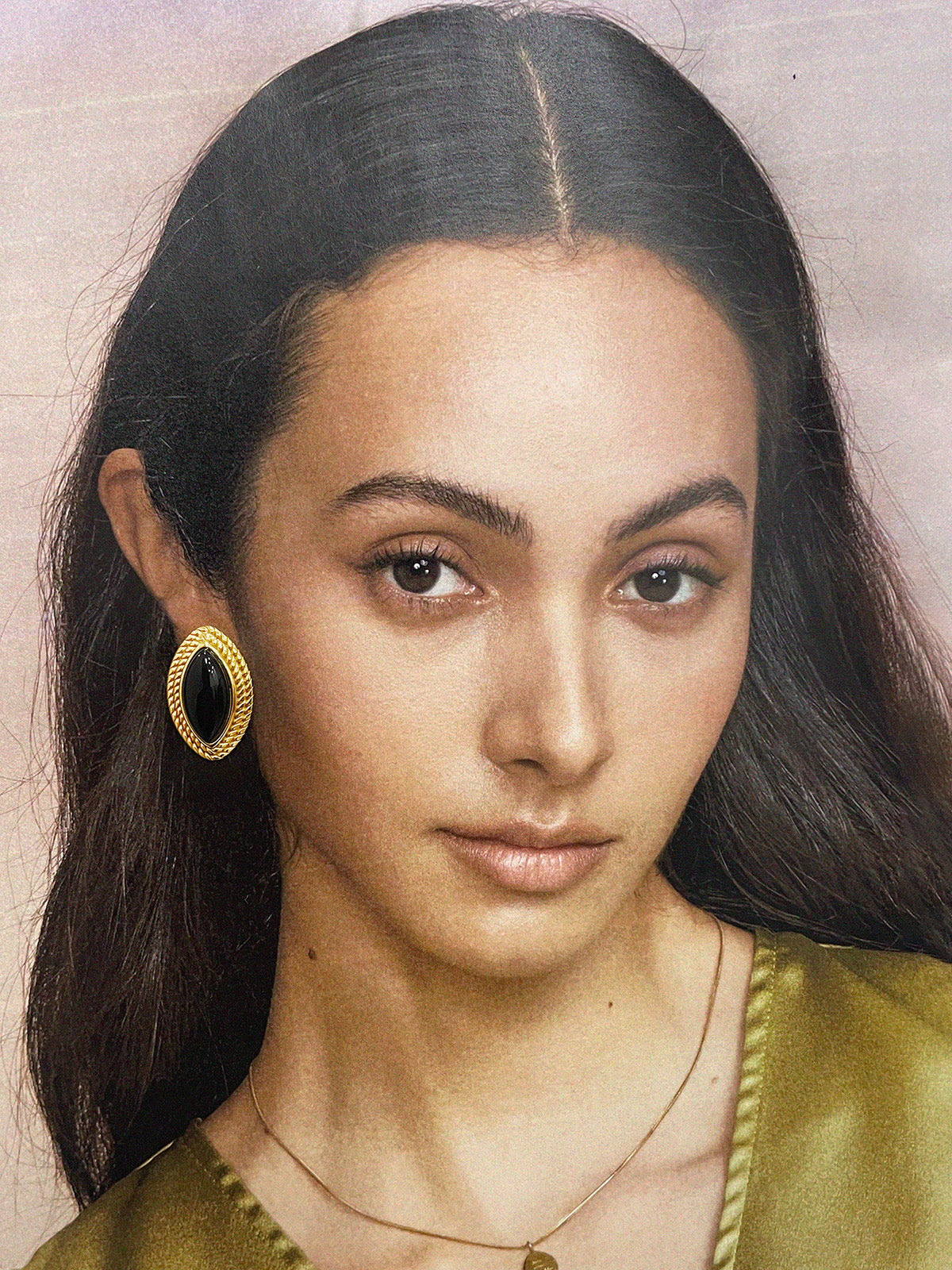 Oorbellen van gouden disku en zwarte onyx – elegante sieraden voor elke gelegenheid