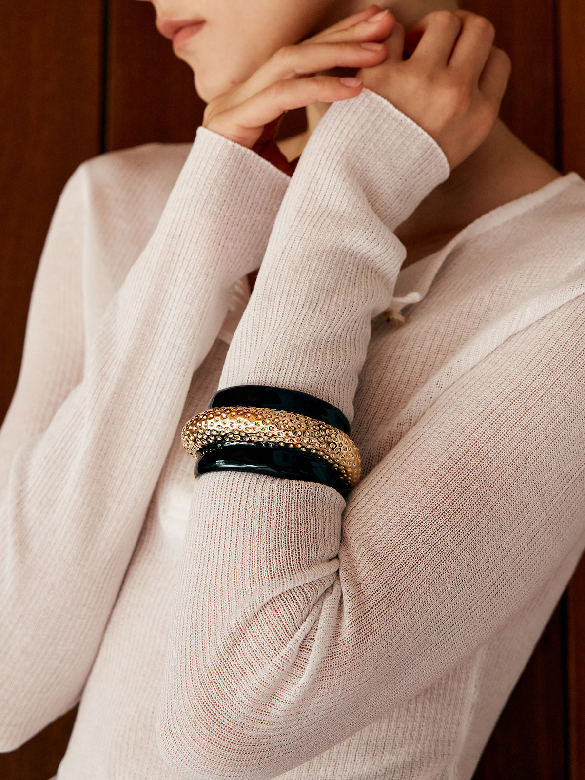 Stijlvolle Twee-Tonige Gehamerde Brede Armband