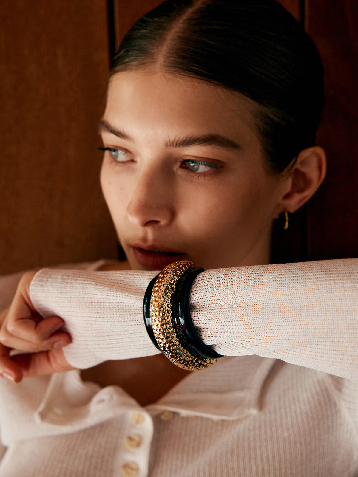 Stijlvolle Twee-Tonige Gehamerde Brede Armband