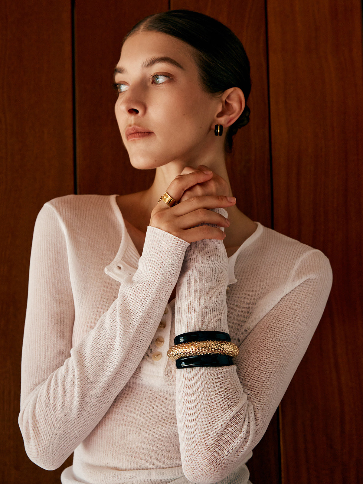 Stijlvolle Twee-Tonige Gehamerde Brede Armband