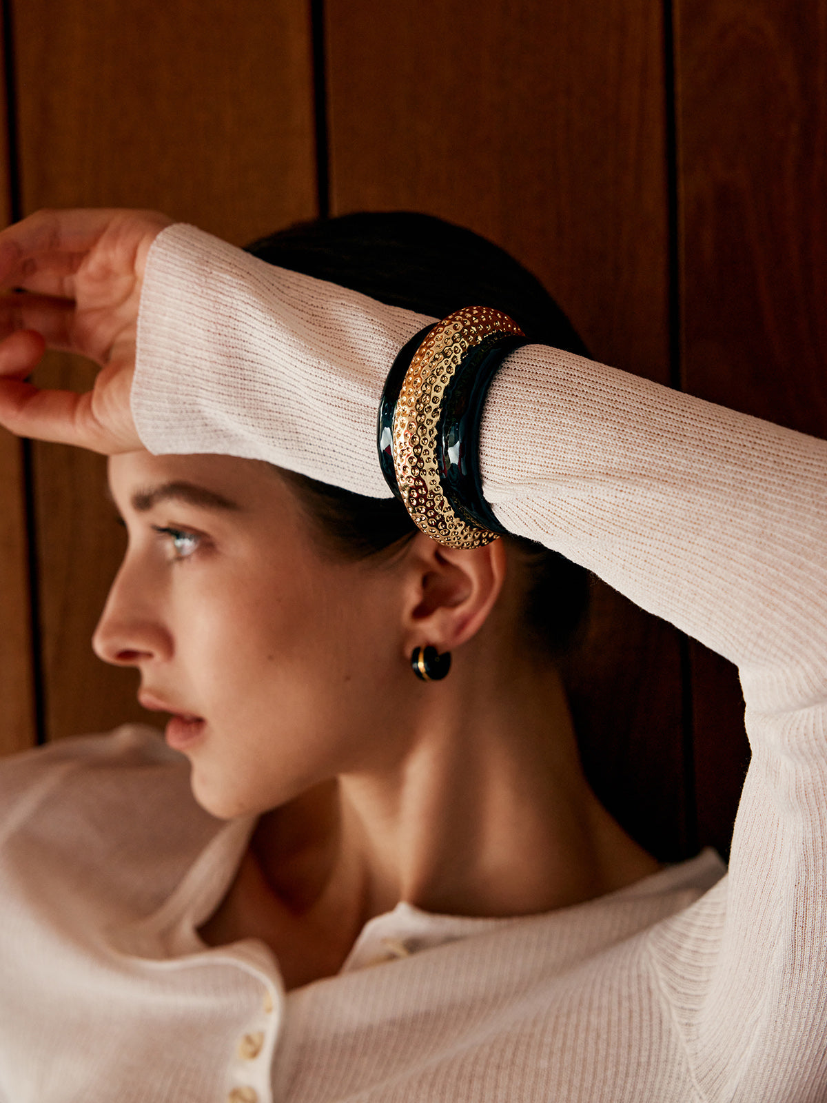 Stijlvolle Twee-Tonige Gehamerde Brede Armband