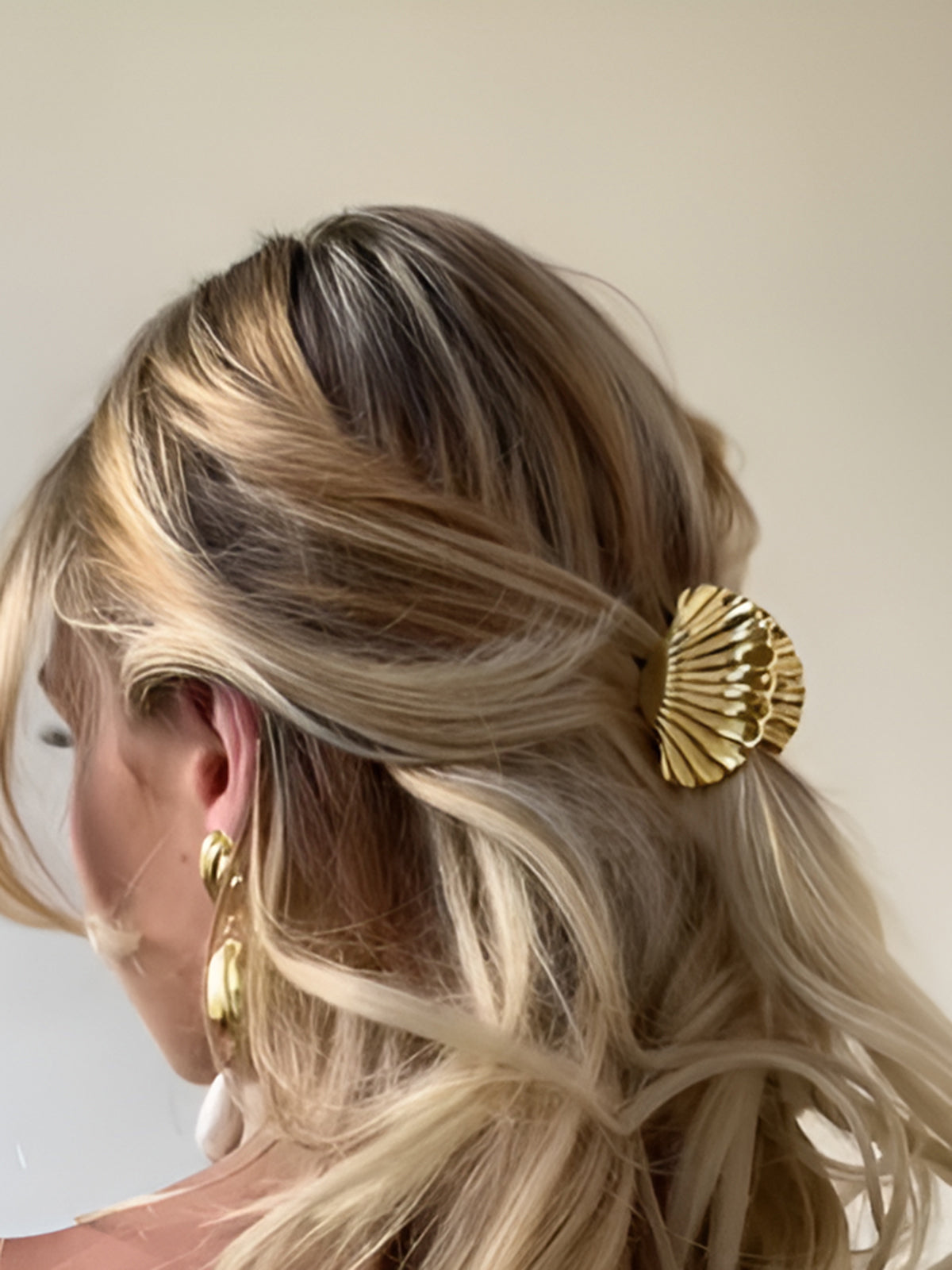 Elegante Gouden Schelphaarclaw - Stijlvol en Duurzaam Haaraccessoire