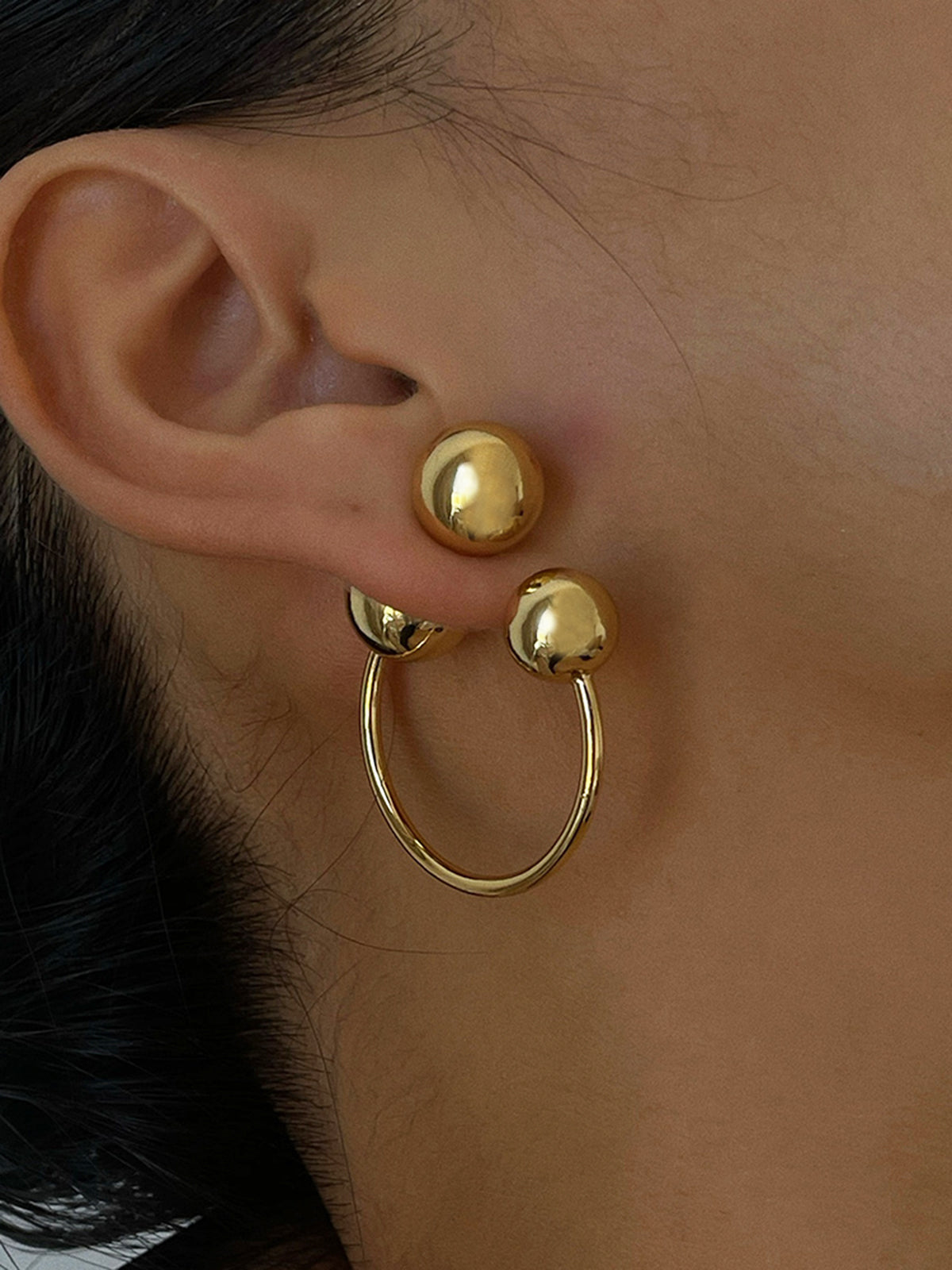 Elegante gouden bol studs en oorbellen voor een stijlvolle uitstraling
