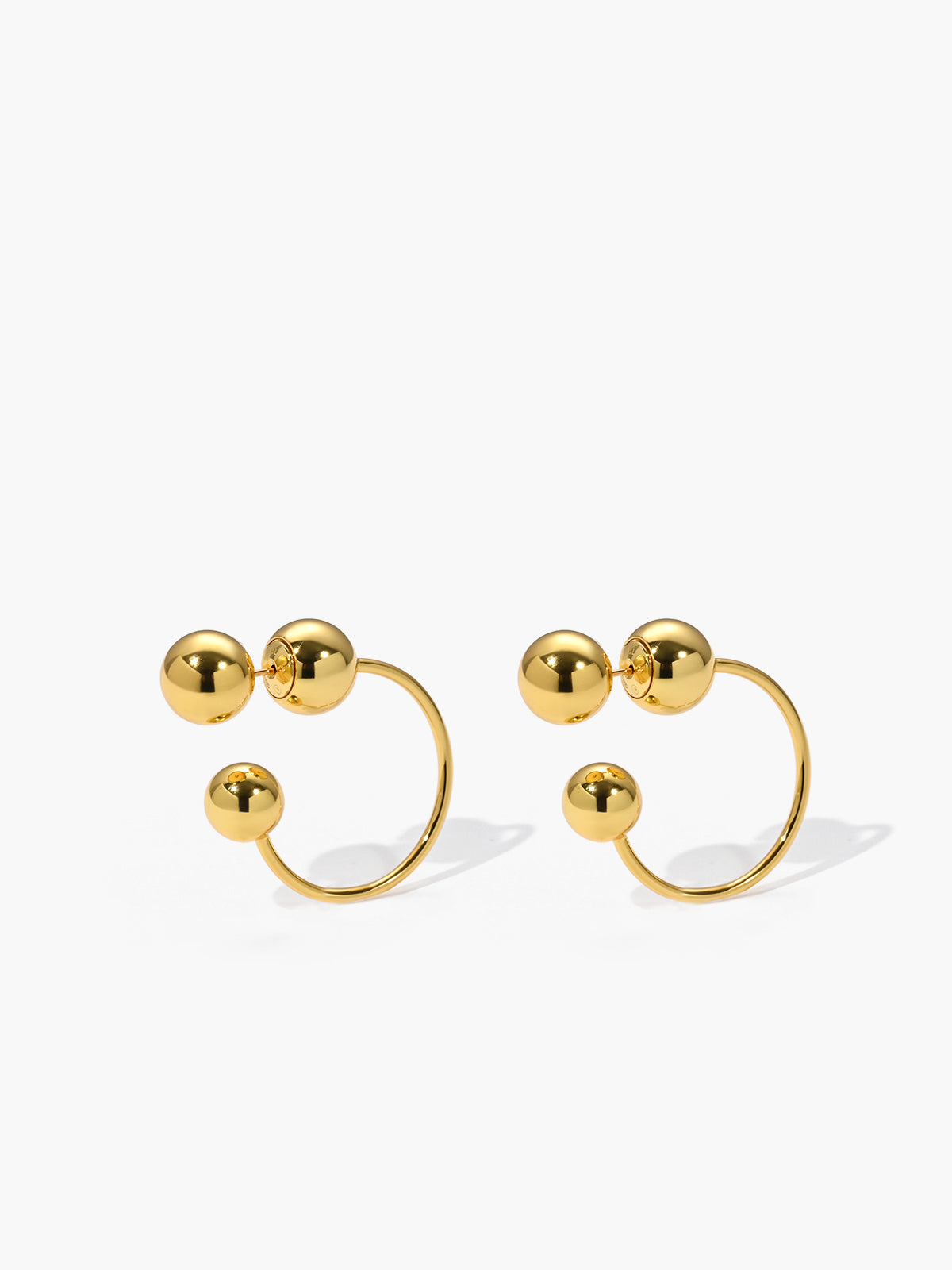 Elegante gouden bol studs en oorbellen voor een stijlvolle uitstraling