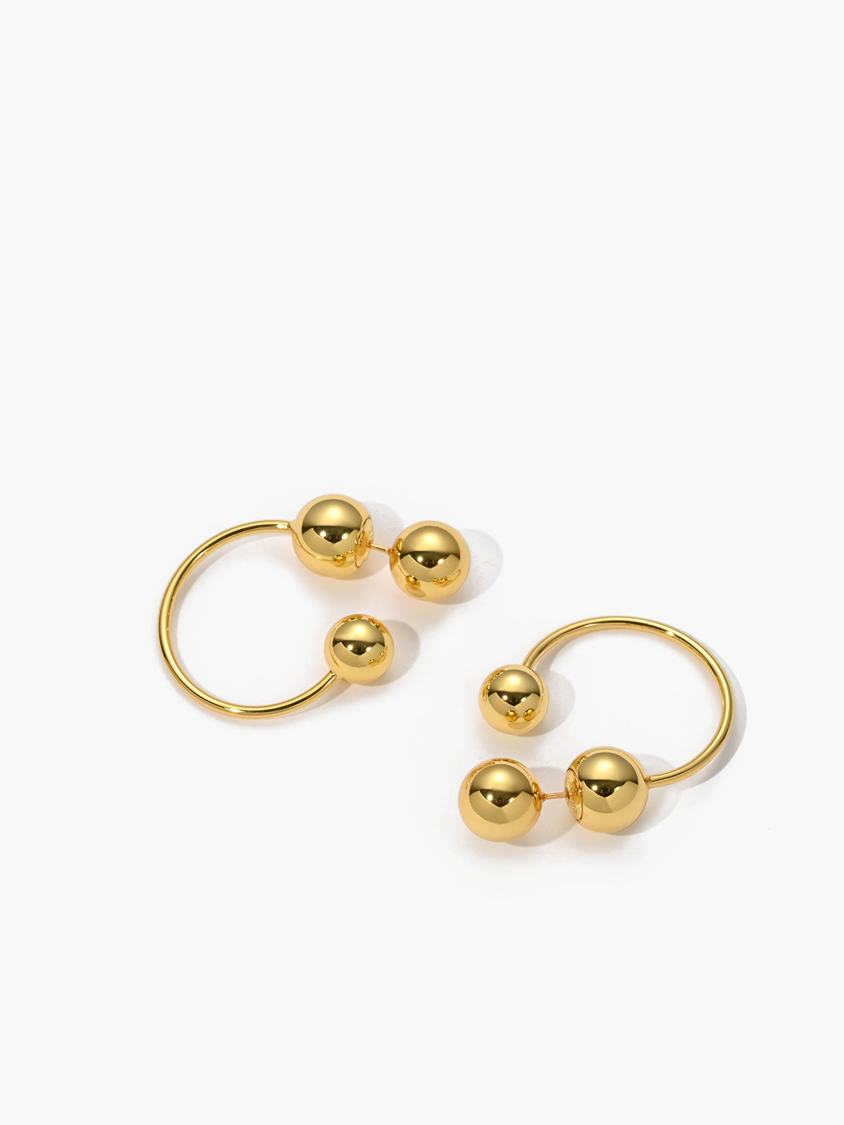 Elegante gouden bol studs en oorbellen voor een stijlvolle uitstraling