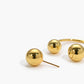 Elegante gouden bol studs en oorbellen voor een stijlvolle uitstraling