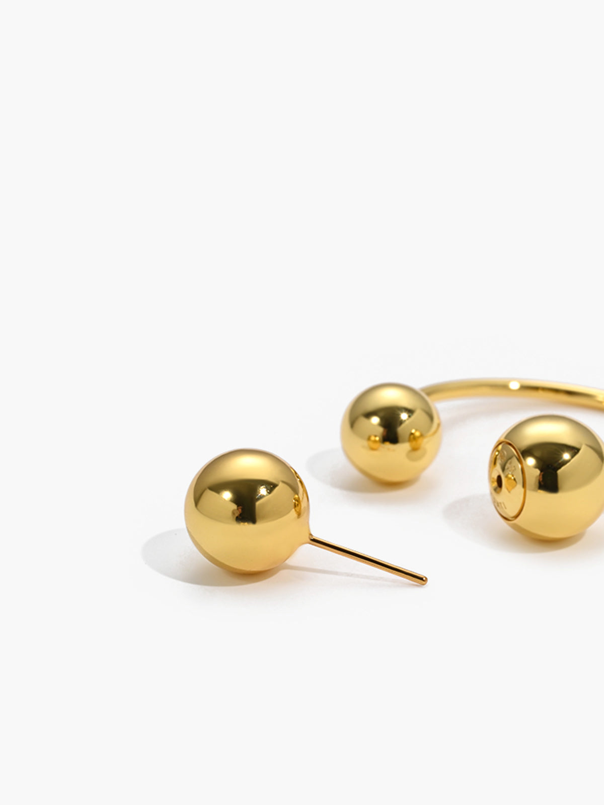 Elegante gouden bol studs en oorbellen voor een stijlvolle uitstraling