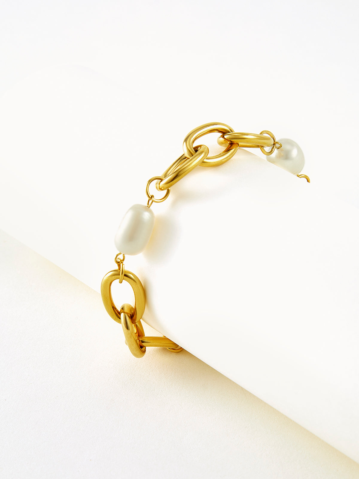 Elegante gouden armband met schakelketting en ovale parels