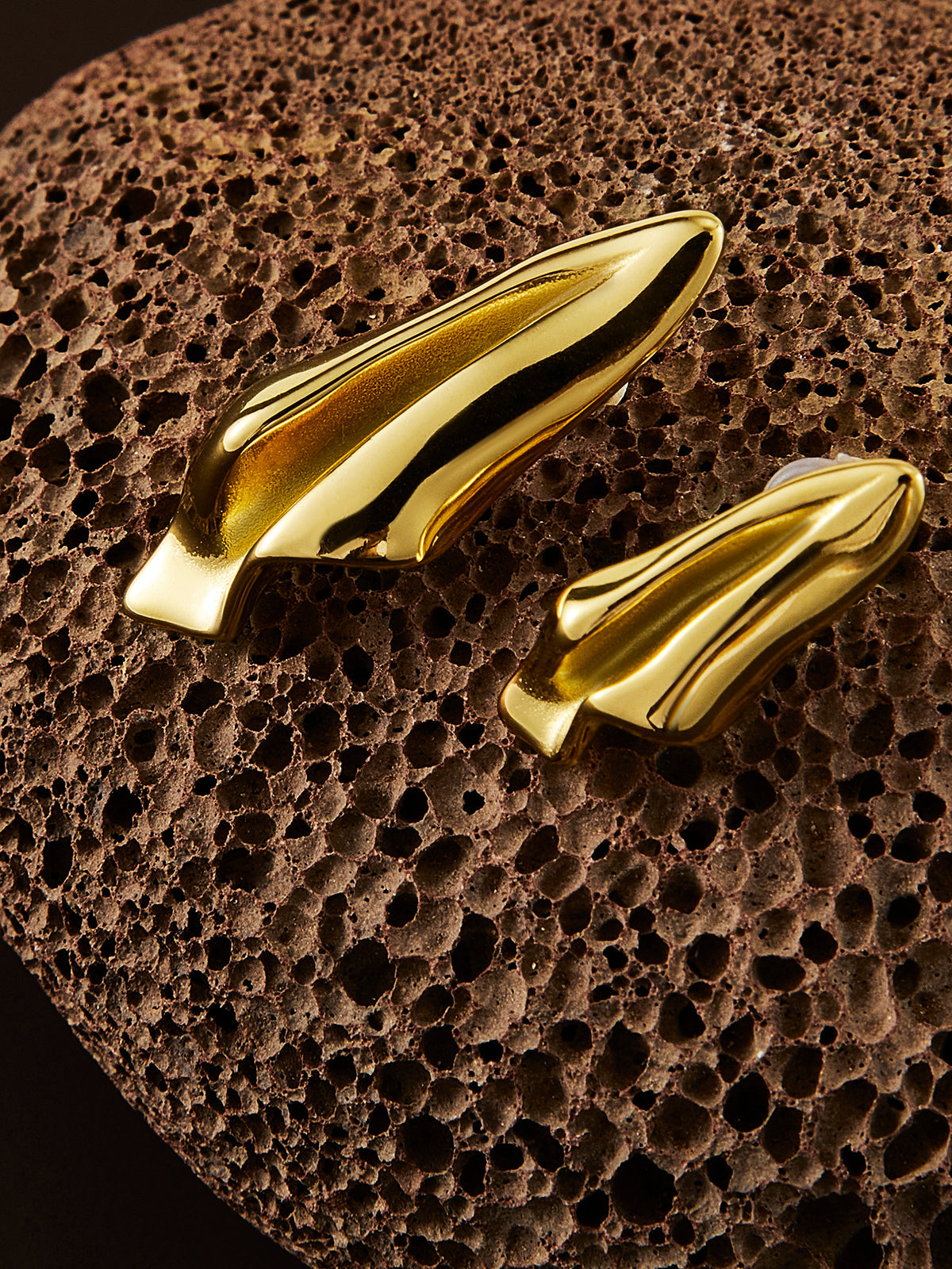 Onvolledige asymmetrische papieren vliegtuigen oorbellen met fijne plooien