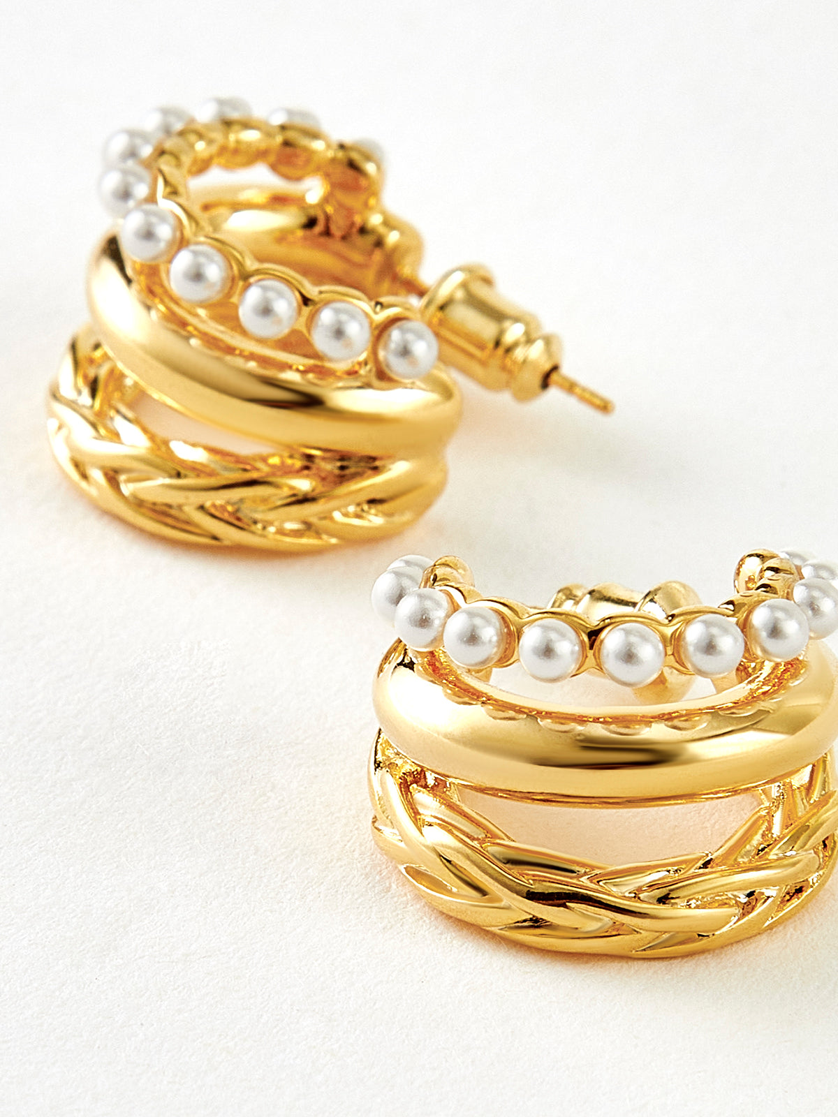 Oorhangers met drievoudige parelversiering en grote cirkels