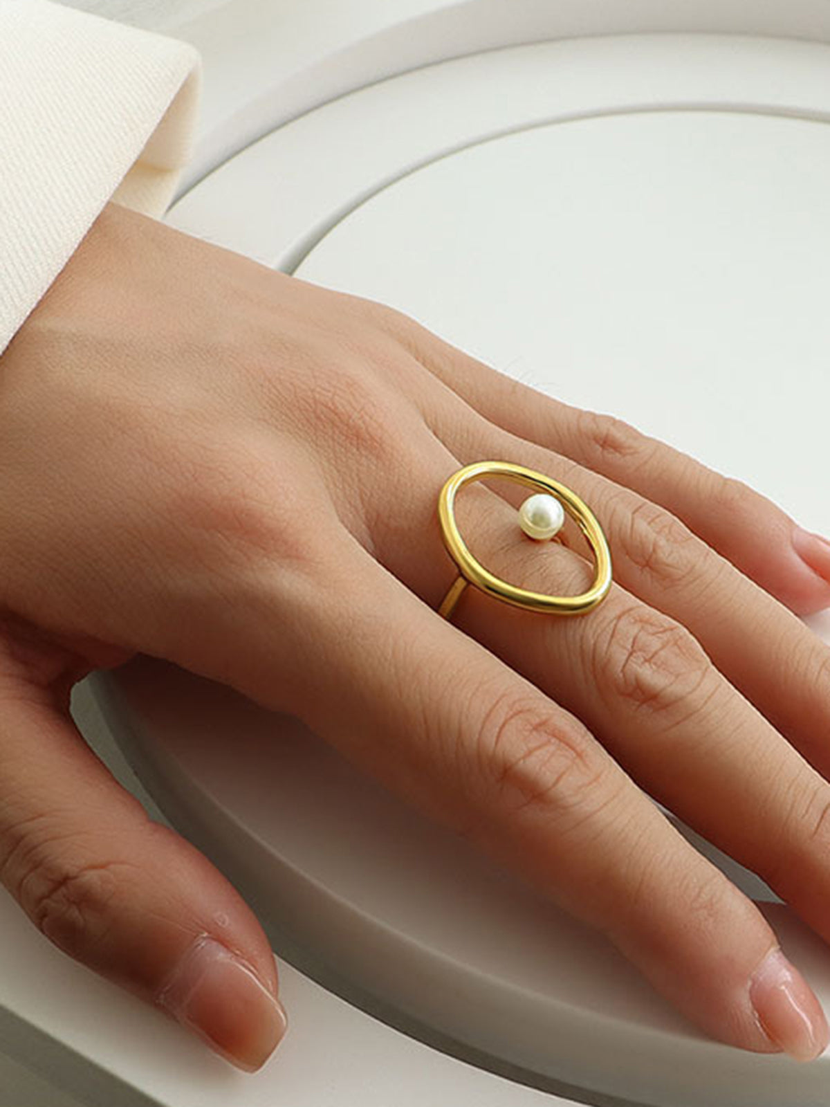 Gouden ring met zoetwaterparel in ovale en cirkelvorm voor een elegante uitstraling