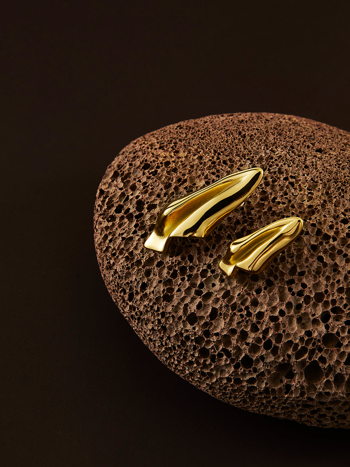 Onvolledige asymmetrische papieren vliegtuigen oorbellen met fijne plooien