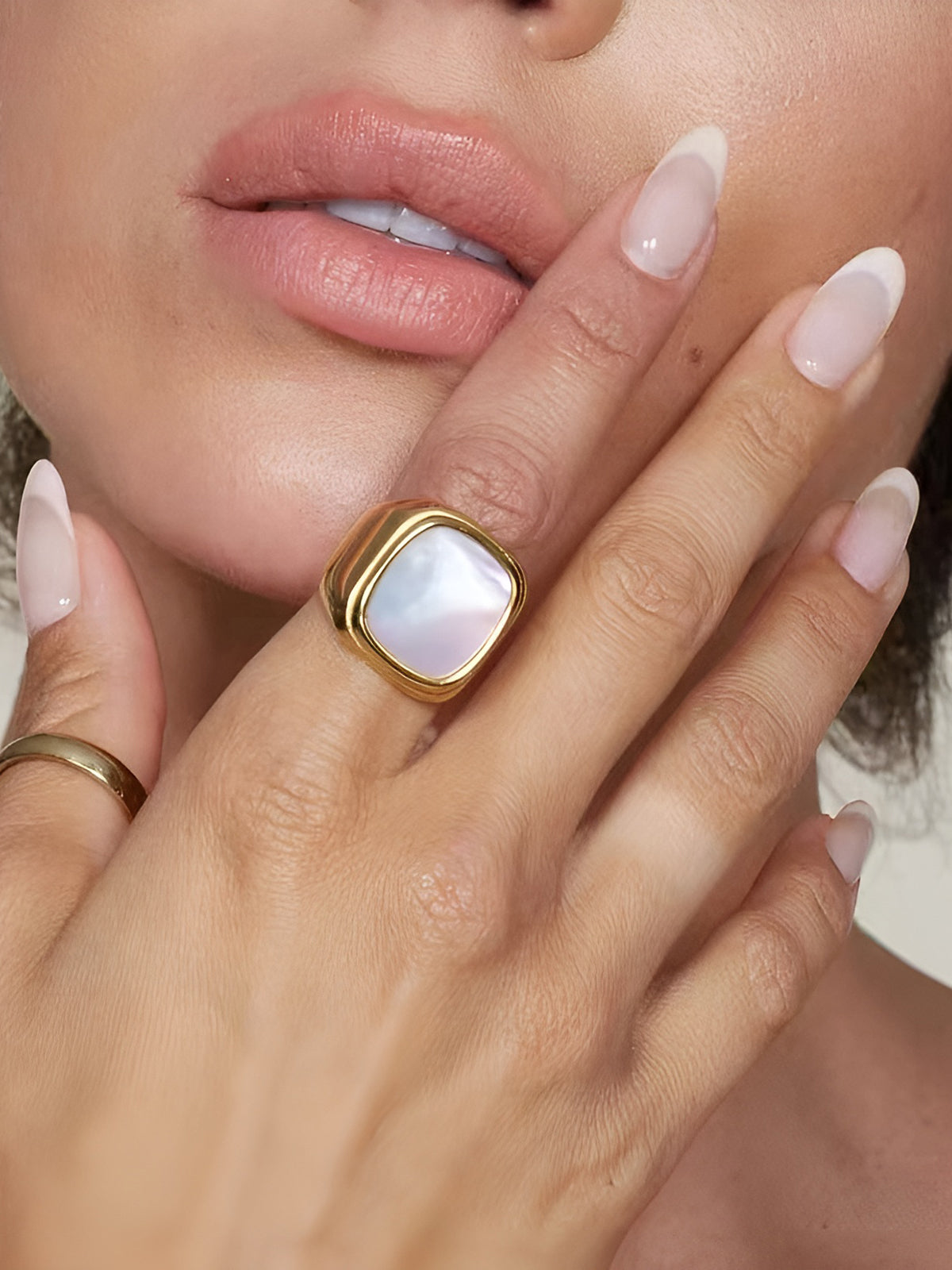 Authentique Signetring met Elegante Vierkante Schelp