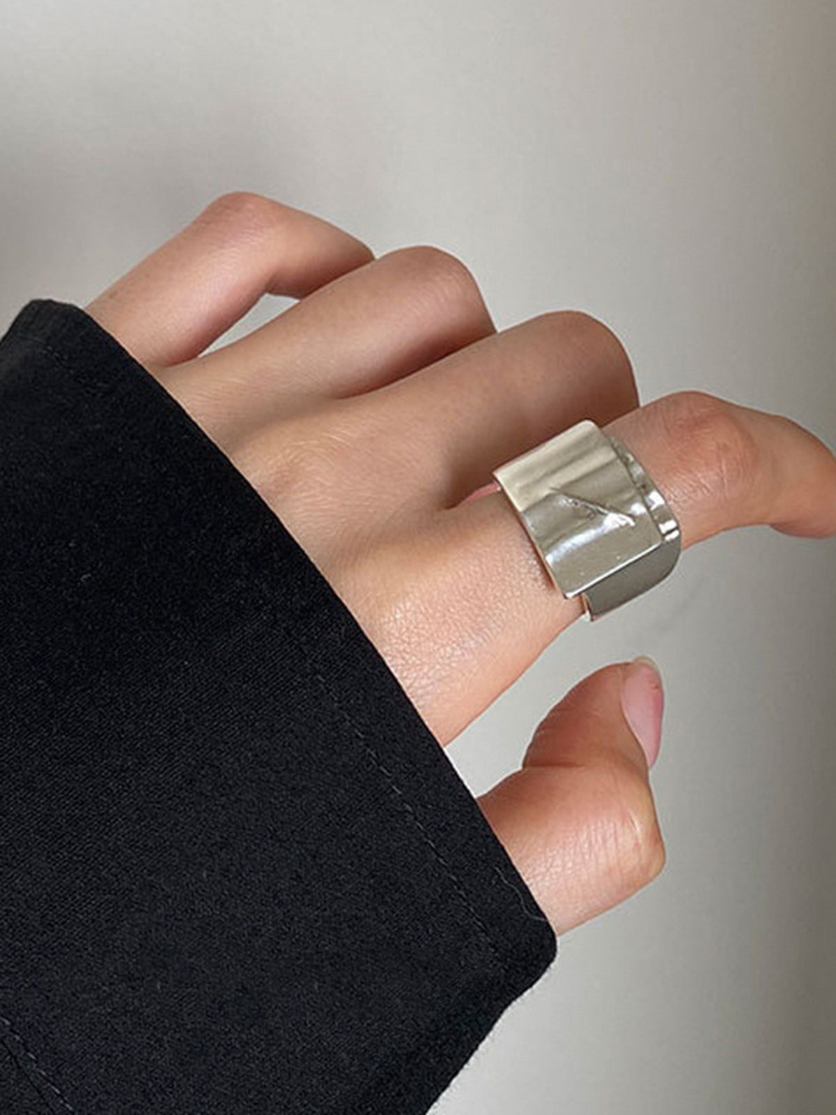 Elegante minimalistische tunnel open ring voor een strakke en moderne uitstraling