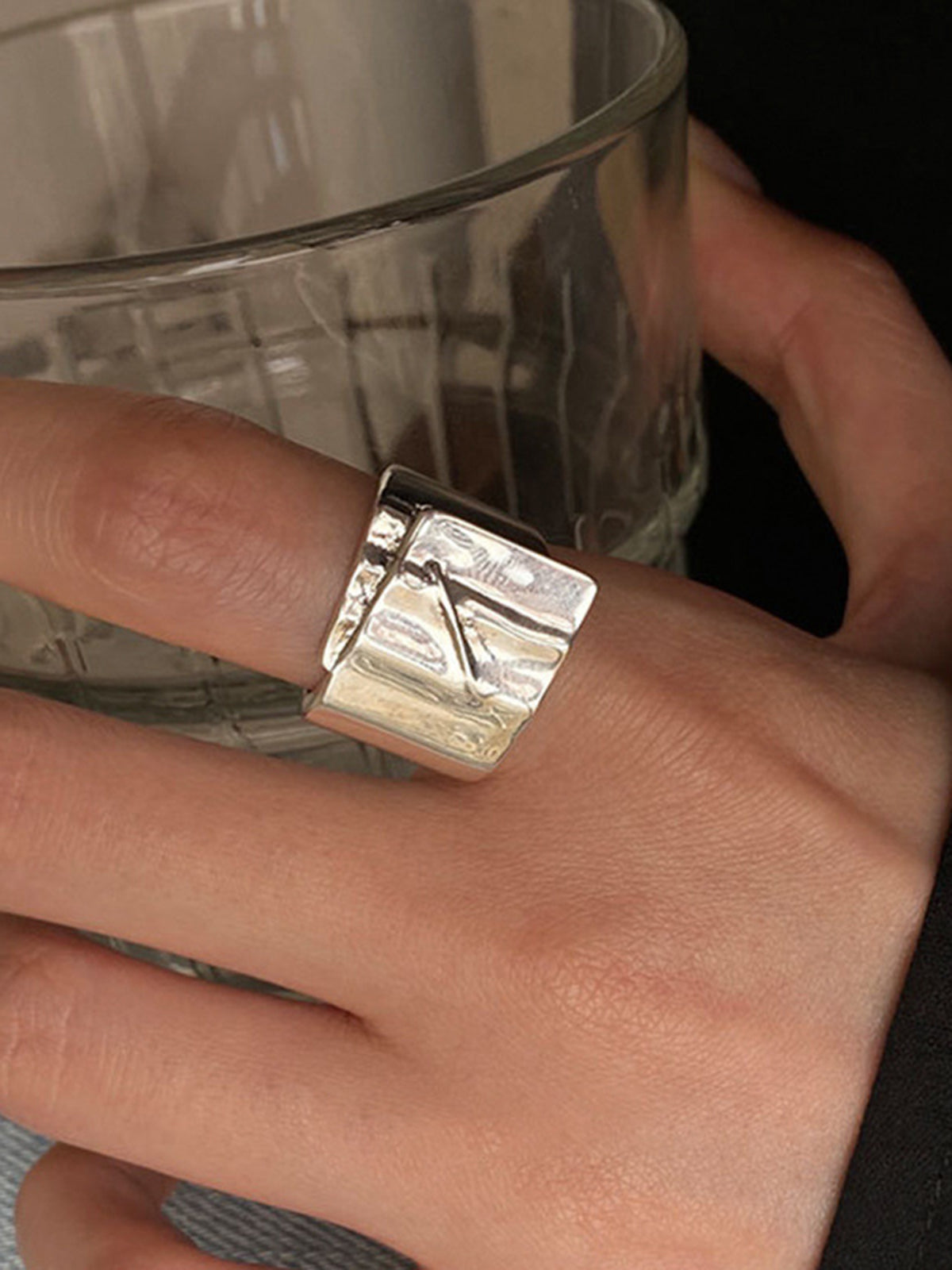 Elegante minimalistische tunnel open ring voor een strakke en moderne uitstraling