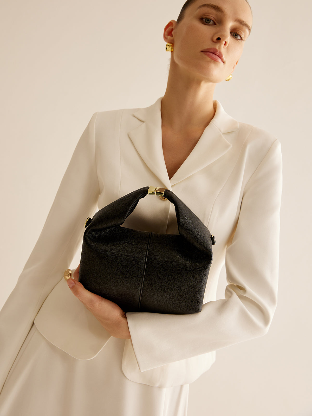 Chique Ronde Tas met Elegante Metalen Accenten