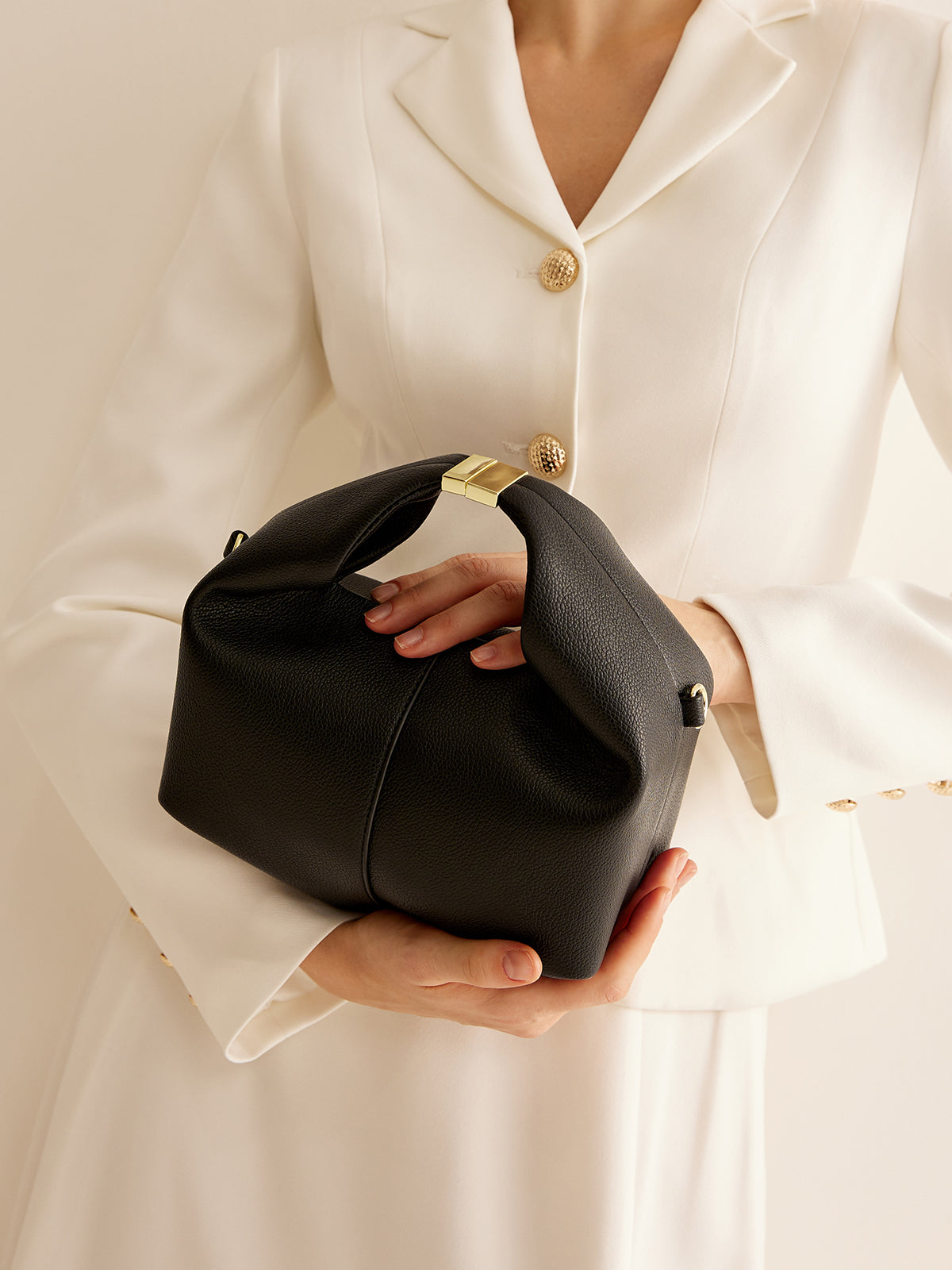 Chique Ronde Tas met Elegante Metalen Accenten