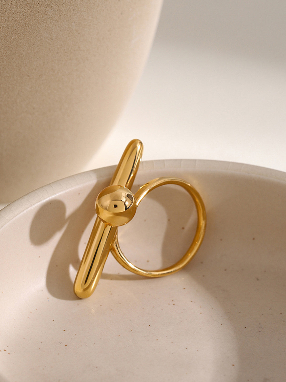 Minimalistische asymmetrische en open ring met uniek design