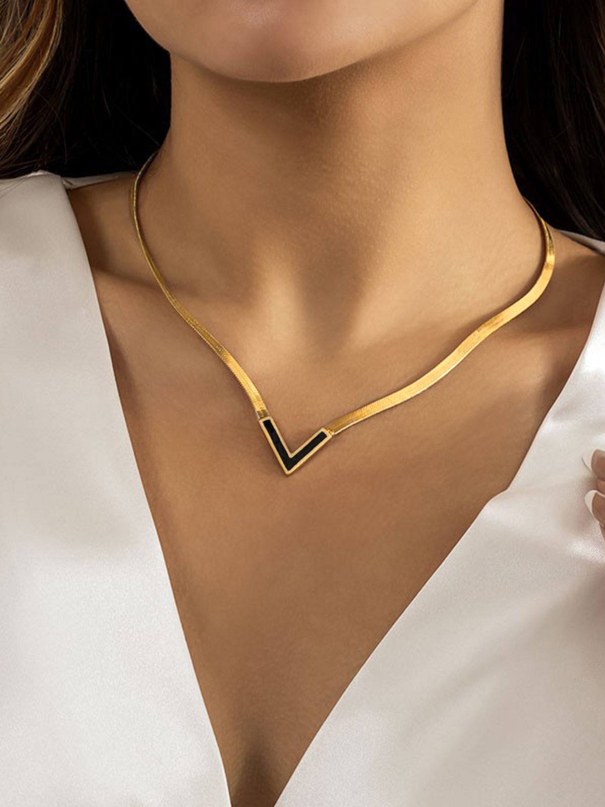 Luxe Goudkleurige V-Ketting met Zwarte Emaille – Elegant & Minimalistisch Des