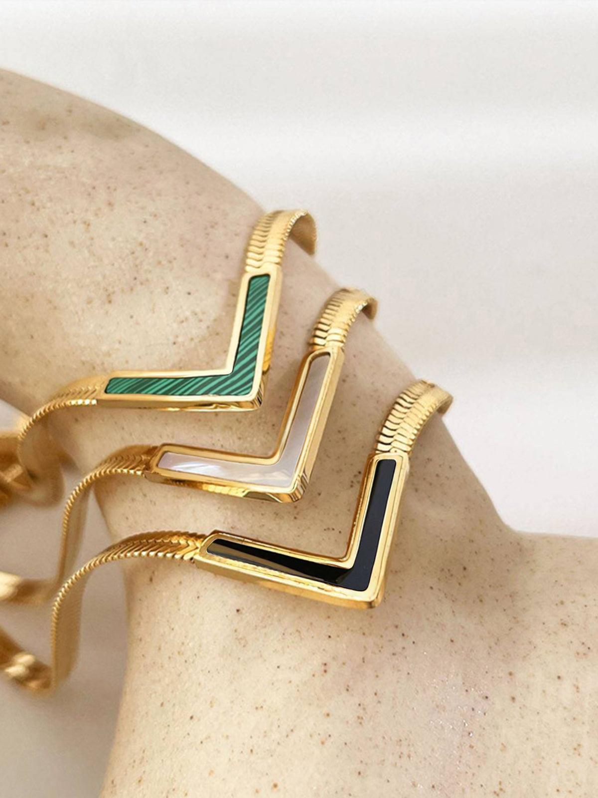 Luxe Goudkleurige V-Ketting met Zwarte Emaille – Elegant & Minimalistisch Des