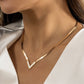 Luxe Goudkleurige V-Ketting met Zwarte Emaille – Elegant & Minimalistisch Des