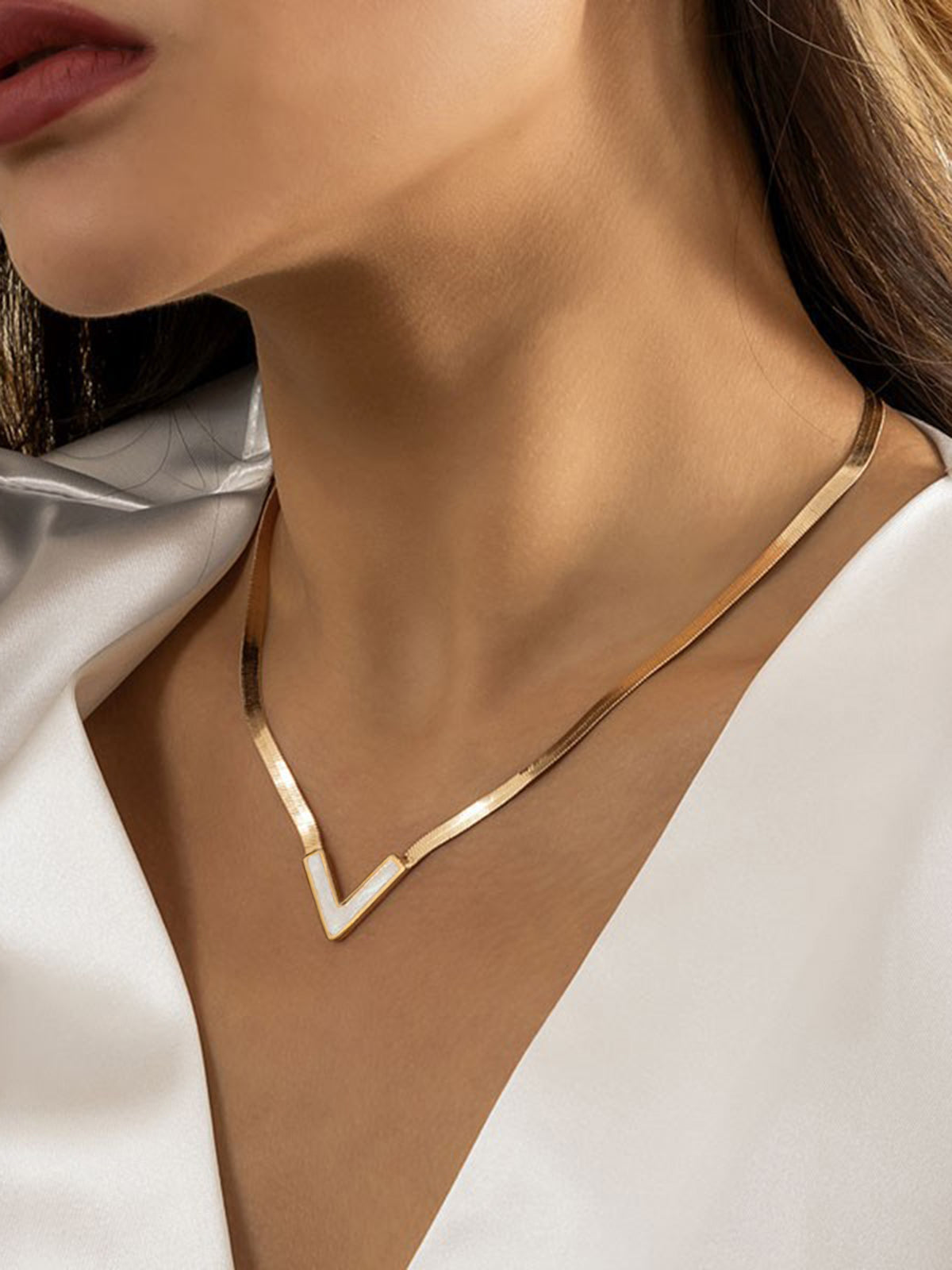 Luxe Goudkleurige V-Ketting met Zwarte Emaille – Elegant & Minimalistisch Des