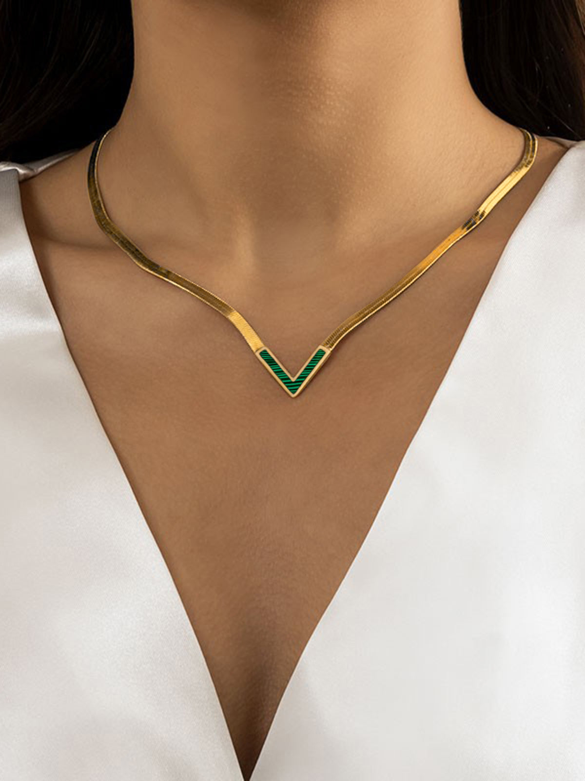Luxe Goudkleurige V-Ketting met Zwarte Emaille – Elegant & Minimalistisch Des
