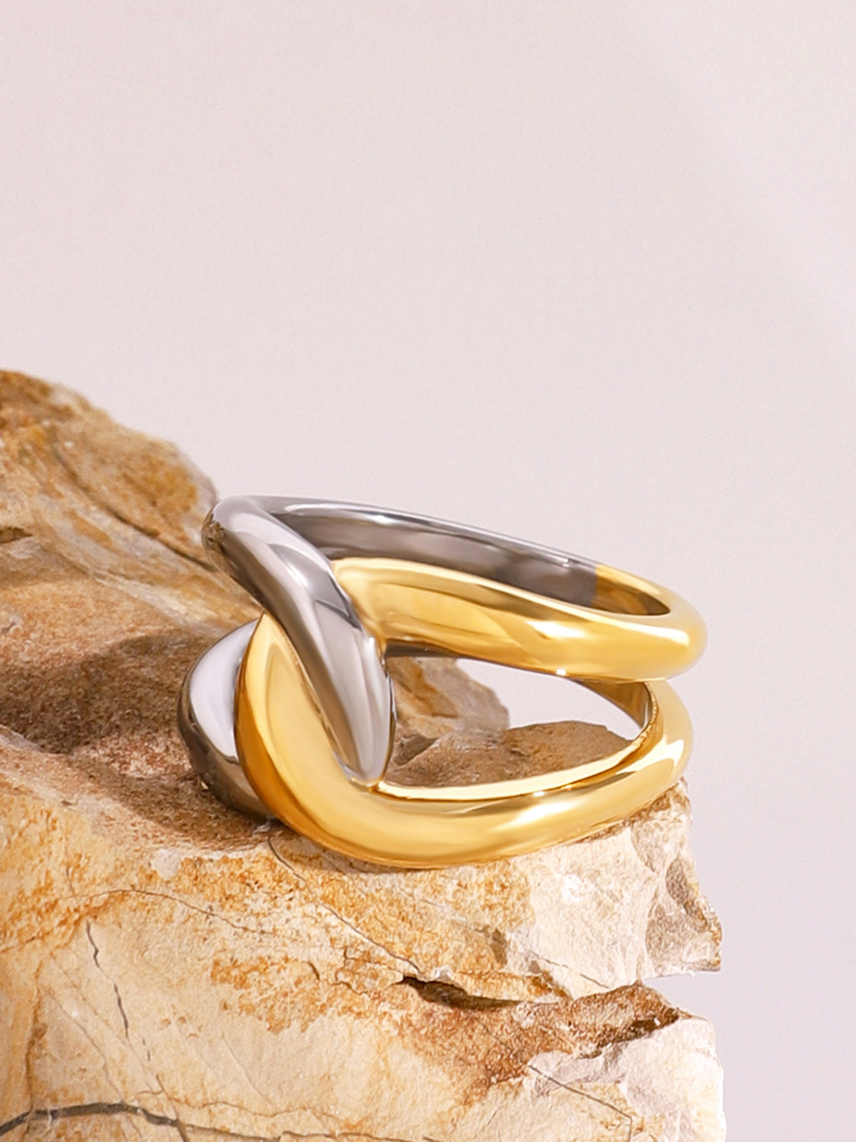 Elegante tweekleurige torsade ring