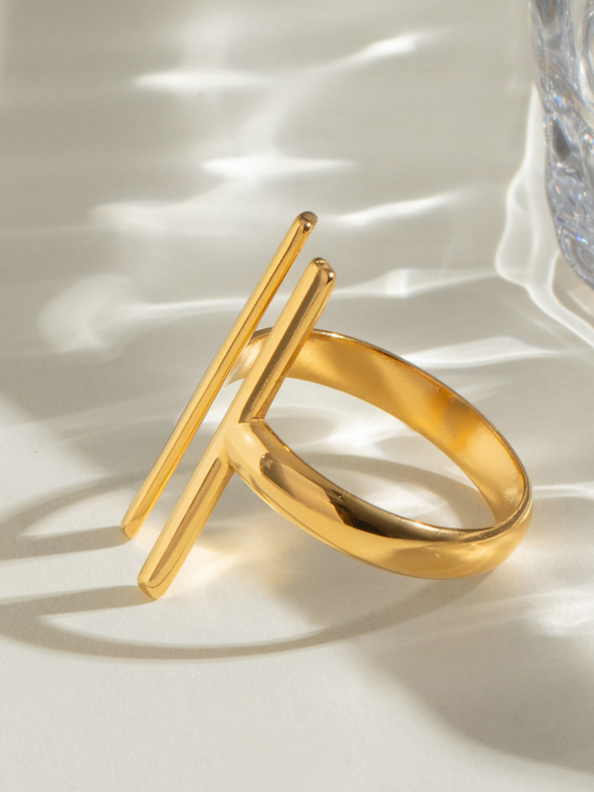 Open geometrische ring met modern en elegant ontwerp