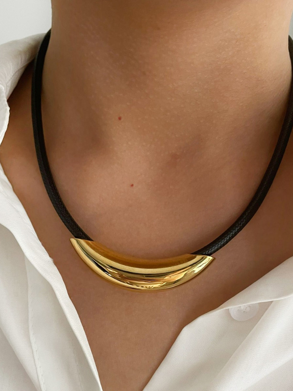 Choker en goudkleurige touw met elegant buisje