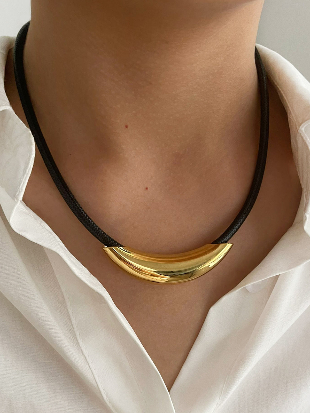 Choker en goudkleurige touw met elegant buisje