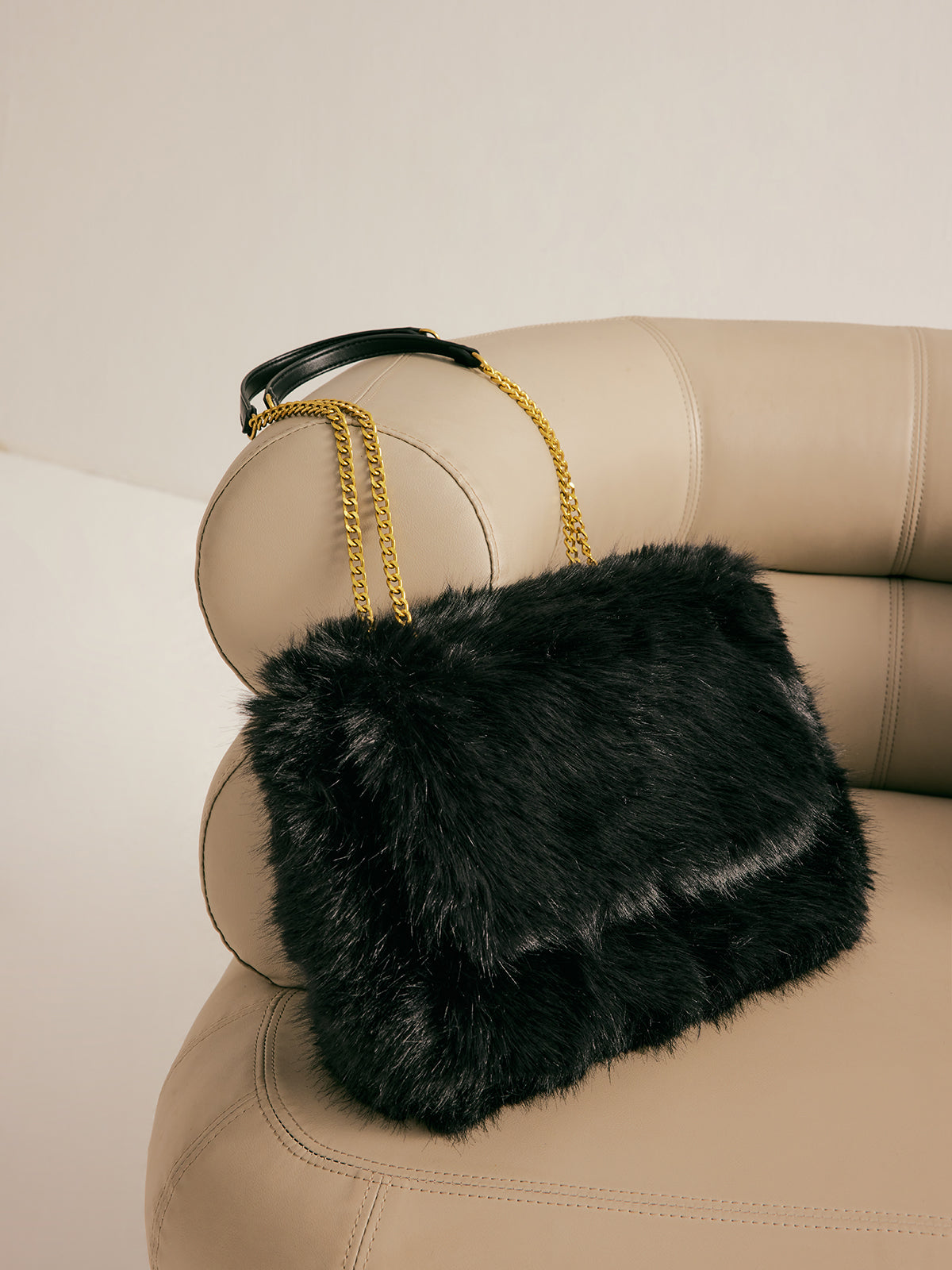 Elegante tas met grootruimte fuzzy-flap voor stijlvolle opbergruimte