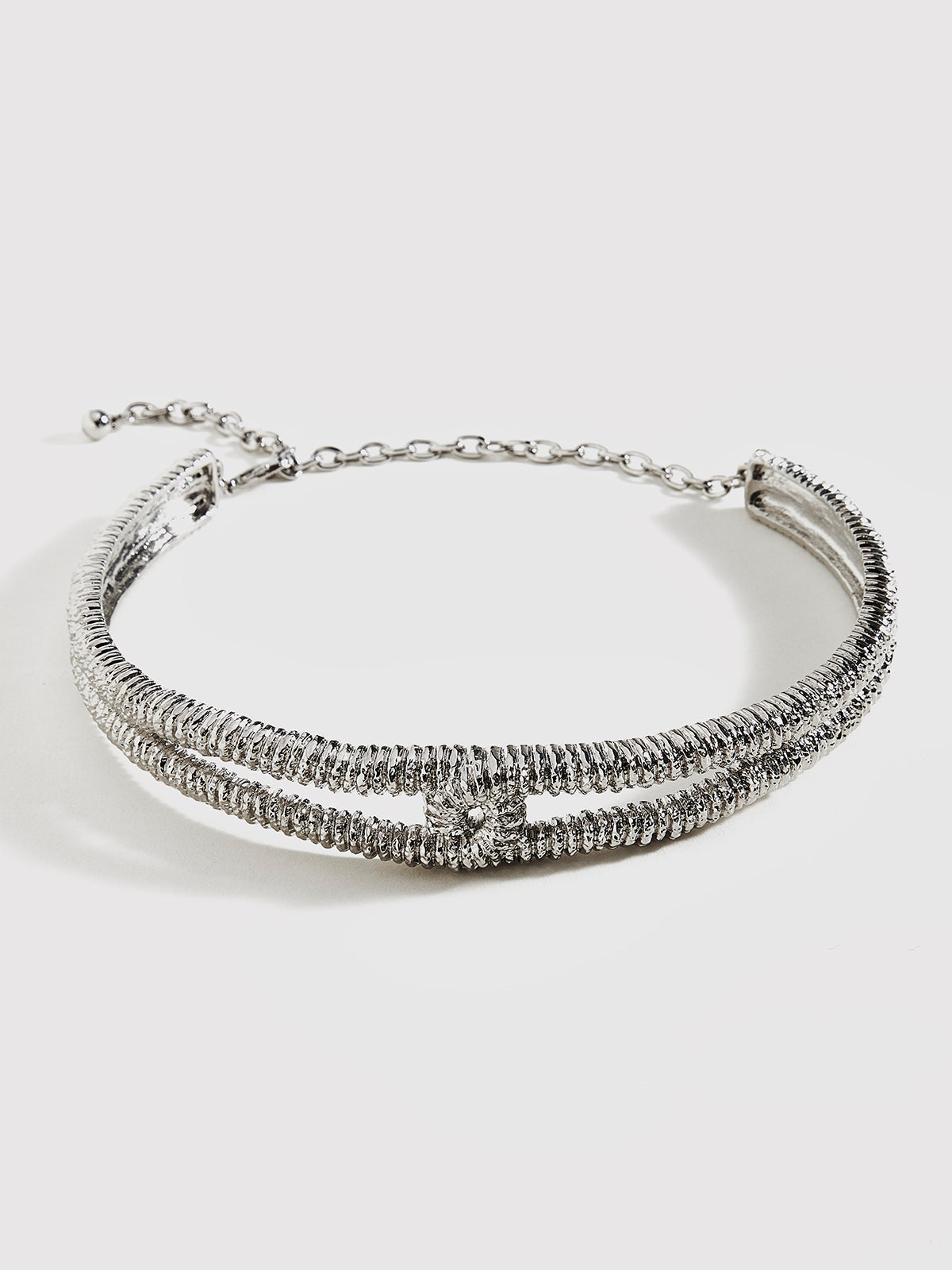 Retro metalen choker met tordelige textuur voor een unieke vintage stijl