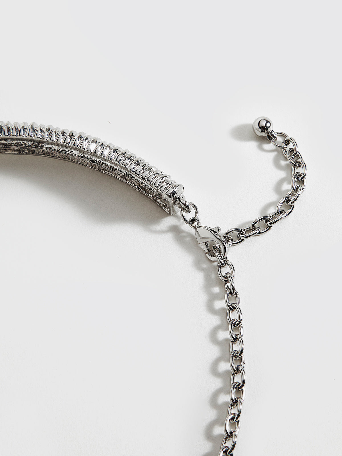 Retro metalen choker met tordelige textuur voor een unieke vintage stijl