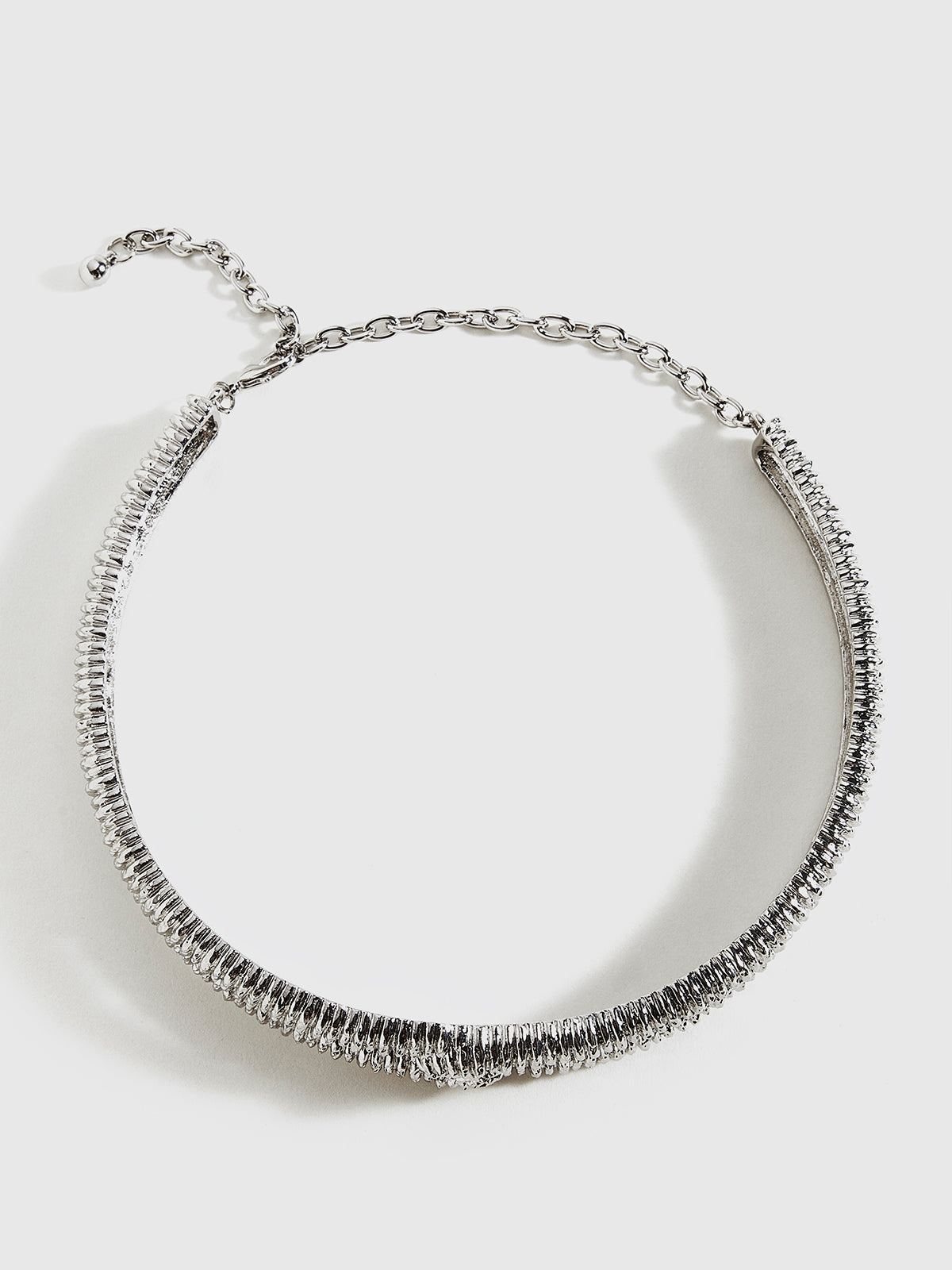 Retro metalen choker met tordelige textuur voor een unieke vintage stijl