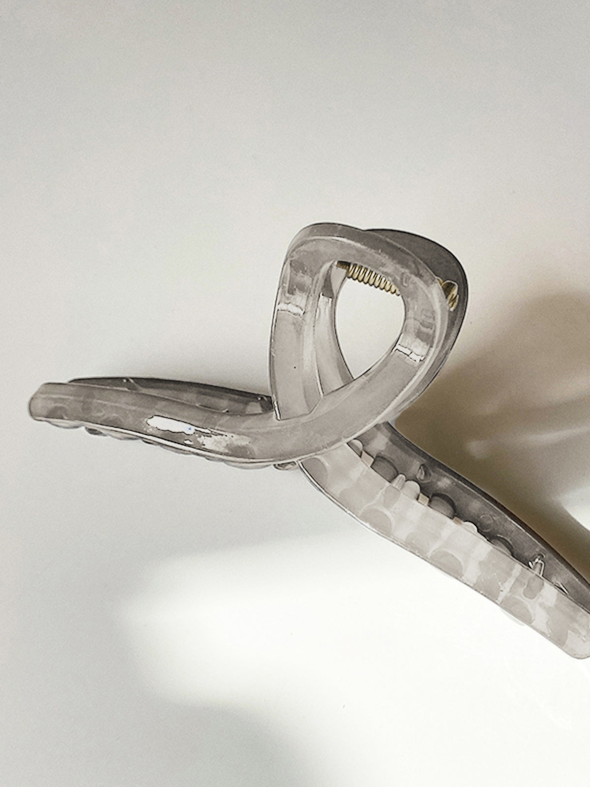 Elegante en verfijnde haarspeld van marmer en edelstenen