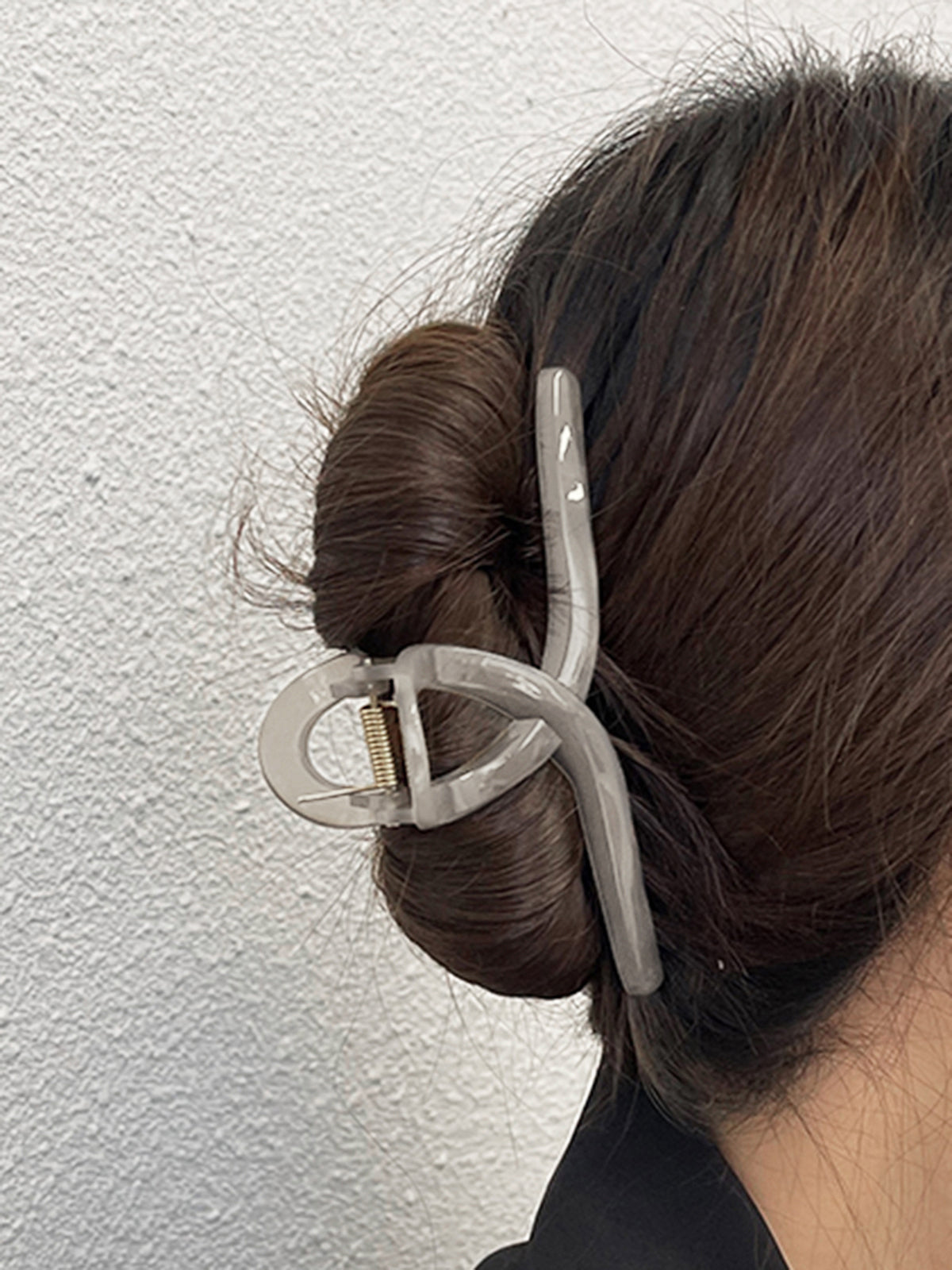 Elegante en verfijnde haarspeld van marmer en edelstenen