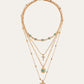 Multilagen gouden ketting met turquoise en hangers voor een verfijnde stijl