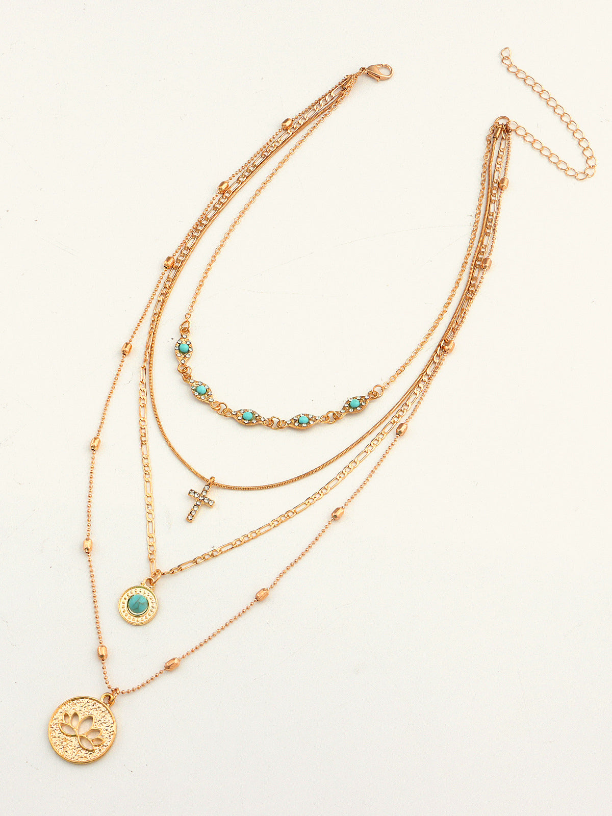Multilagen gouden ketting met turquoise en hangers voor een verfijnde stijl