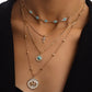 Multilagen gouden ketting met turquoise en hangers voor een verfijnde stijl